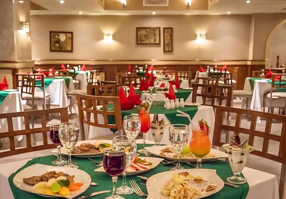 На първа линия в Хургада, Египет: Полет от София + 7 All Inclusive нощувки на човек в SUNNY DAYS EL PALACIO 4*, снимка 9