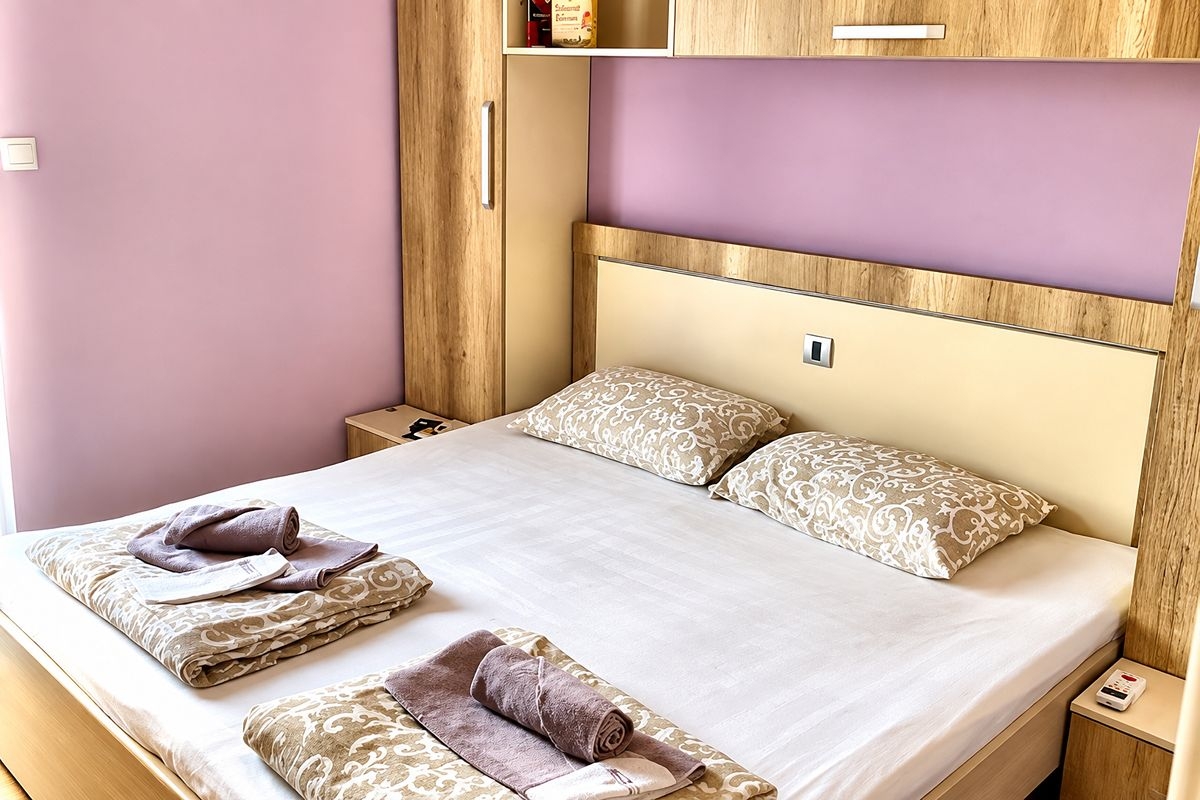 Нова година в Сокобаня, Сърбия: 3 нощувки на човек в Apartmani Erdeljanov, 3 закуски и 3 вечери с жива музика и неограничено количество напитки в ресторанта на хотел Banbus. Ползване на басейн и паркинг, снимка 3