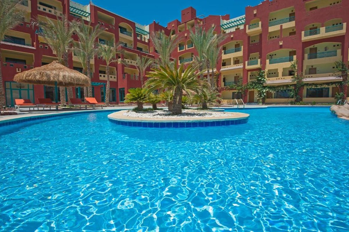 На метри от плажа в Хургада, Египет: Полет от София + 6 нощувки на база All Inclusive в SUN & SEA HOTEL + 1 нощувка, закуска, обяд и вечеря + посещение на пирамидите в Кайро!, снимка 3