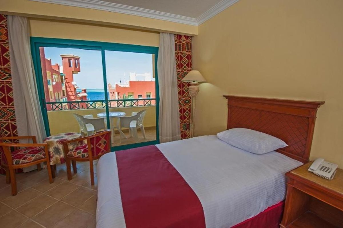 На метри от плажа в Хургада, Египет: Полет от София + 6 нощувки на база All Inclusive в SUN & SEA HOTEL + 1 нощувка, закуска, обяд и вечеря + посещение на пирамидите в Кайро!, снимка 7