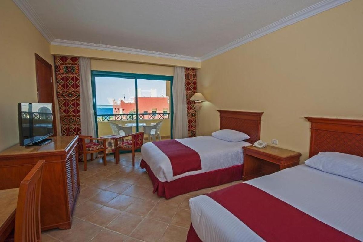 На метри от плажа в Хургада, Египет: Полет от София + 6 нощувки на база All Inclusive в SUN & SEA HOTEL + 1 нощувка, закуска, обяд и вечеря + посещение на пирамидите в Кайро!, снимка 8
