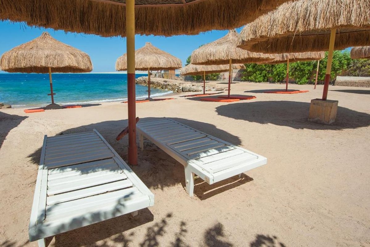На метри от плажа в Хургада, Египет: Полет от София + 6 нощувки на база All Inclusive в SUN & SEA HOTEL + 1 нощувка, закуска, обяд и вечеря + посещение на пирамидите в Кайро!, снимка 11