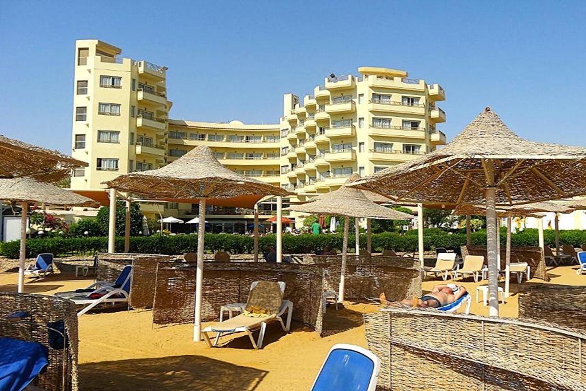 На първа линия в Хургада, Египет: Полет от София + 6 нощувки на база All Inclusive в MAGIC BEACH HOTEL + 1 нощувка, закуска, обяд и вечеря + посещение на пирамидите в Кайро!, снимка 12