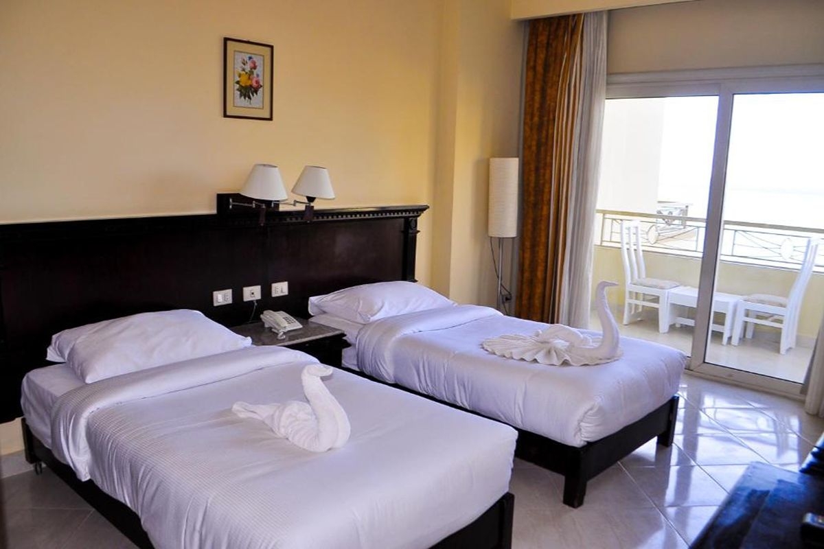 На първа линия в Хургада, Египет: Полет от София + 6 нощувки на база All Inclusive в MAGIC BEACH HOTEL + 1 нощувка, закуска, обяд и вечеря + посещение на пирамидите в Кайро!, снимка 7