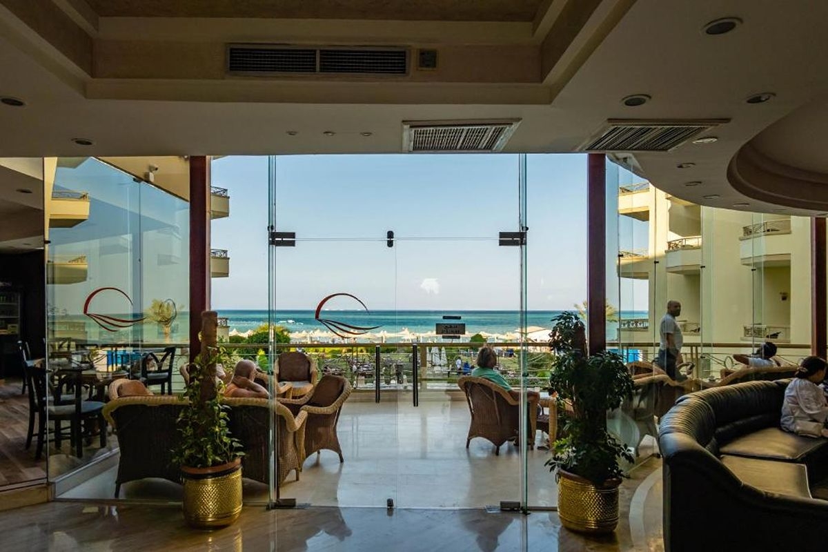 На първа линия в Хургада, Египет: Полет от София + 6 нощувки на база All Inclusive в MAGIC BEACH HOTEL + 1 нощувка, закуска, обяд и вечеря + посещение на пирамидите в Кайро!, снимка 10