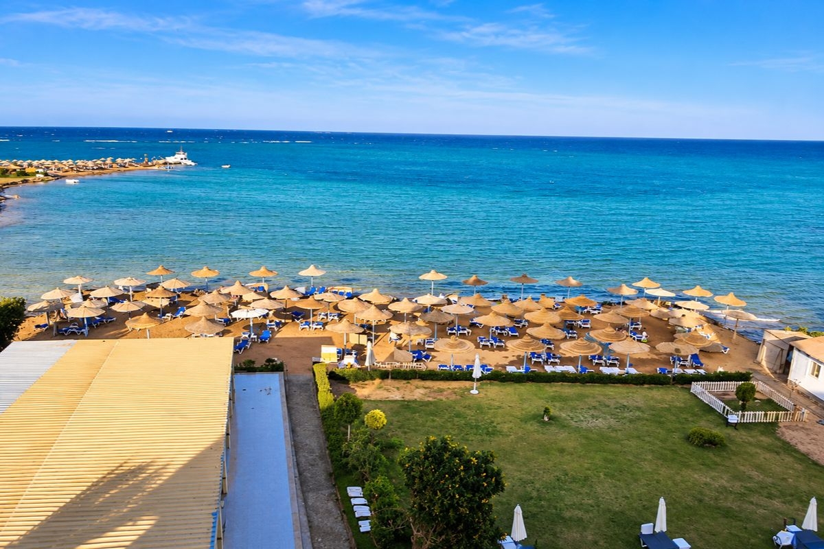 На първа линия в Хургада, Египет: Полет от София + 6 нощувки на база All Inclusive в MAGIC BEACH HOTEL + 1 нощувка, закуска, обяд и вечеря + посещение на пирамидите в Кайро!, снимка 8