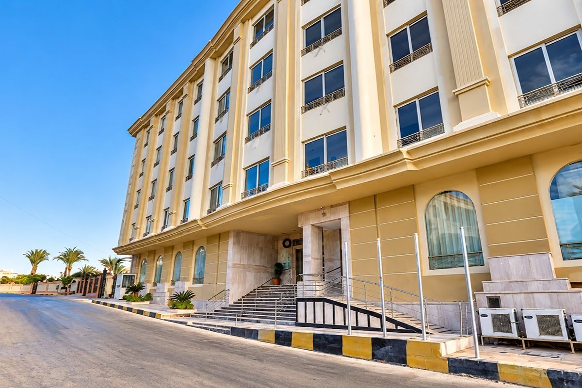 На първа линия в Хургада, Египет: Полет от София + 6 нощувки на база All Inclusive в MAGIC BEACH HOTEL + 1 нощувка, закуска, обяд и вечеря + посещение на пирамидите в Кайро!, снимка 2