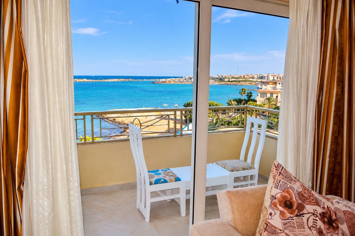 На първа линия в Хургада, Египет: Полет от София + 6 нощувки на база All Inclusive в MAGIC BEACH HOTEL + 1 нощувка, закуска, обяд и вечеря + посещение на пирамидите в Кайро!, снимка 5