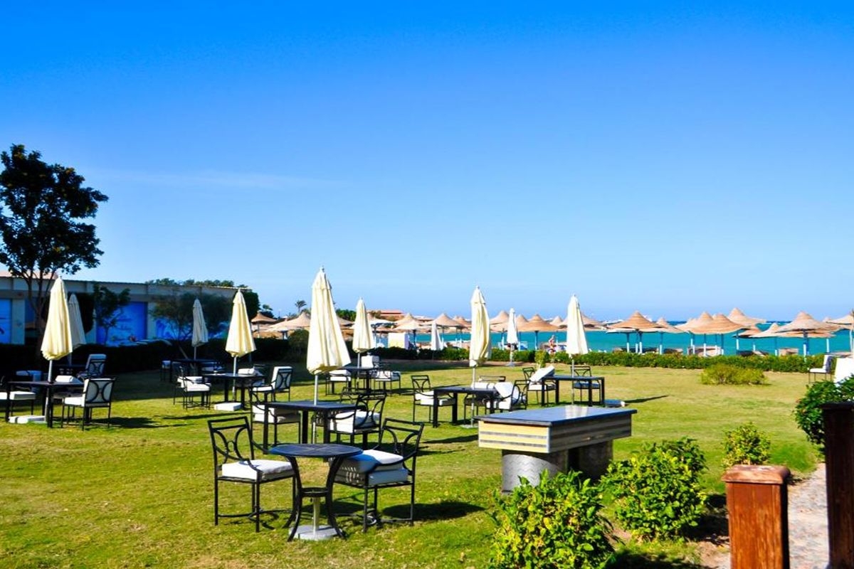 На първа линия в Хургада, Египет: Полет от София + 6 нощувки на база All Inclusive в MAGIC BEACH HOTEL + 1 нощувка, закуска, обяд и вечеря + посещение на пирамидите в Кайро!, снимка 9