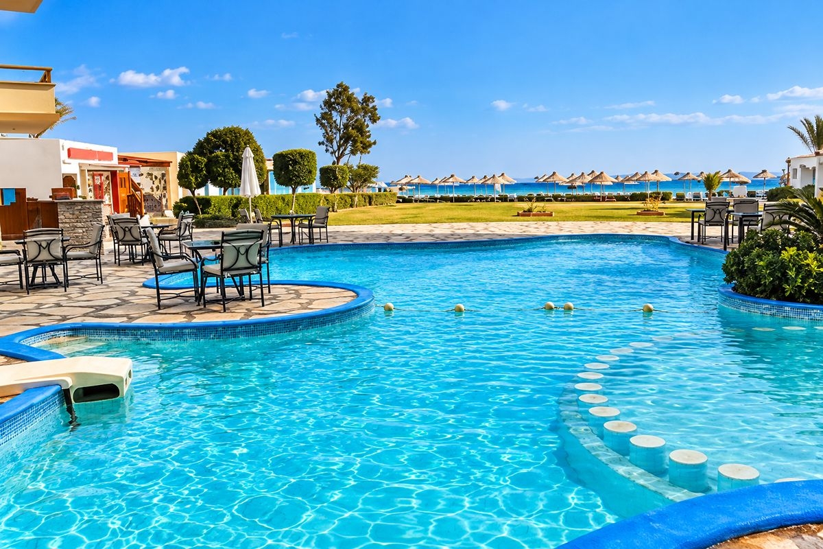 На първа линия в Хургада, Египет: Полет от София + 6 нощувки на база All Inclusive в MAGIC BEACH HOTEL + 1 нощувка, закуска, обяд и вечеря + посещение на пирамидите в Кайро!, снимка 3