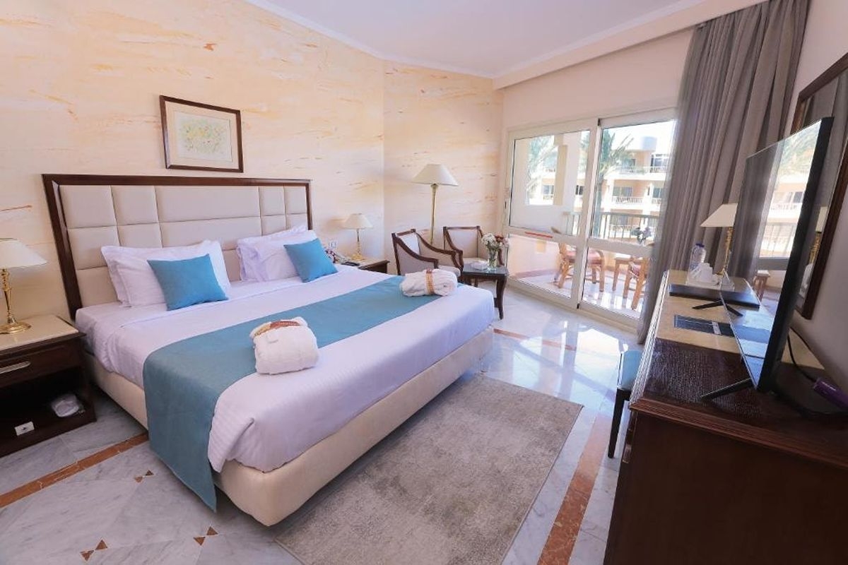 Нова Година в Египет: Чартърен полет от София + 6 нощувки на All Inclusive в SEA STAR BEAU RIVAGE 5* + 1 нощувка със закуска, обяд, вечеря и посещение на пирамидите в Кайро. Доплащане за Новогодишна вечеря., снимка 8