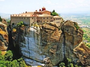 Великден в Паралия Катерини, Гърция! 2 нощувки на човек със закуски, вечери и великденски обяд с фолклорна програма + транспорт и посещение на Метеора