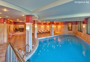 Нощувка на човек със закуска + басейн с минерална вода и релакс център в хотел клуб Централ **** Хисаря