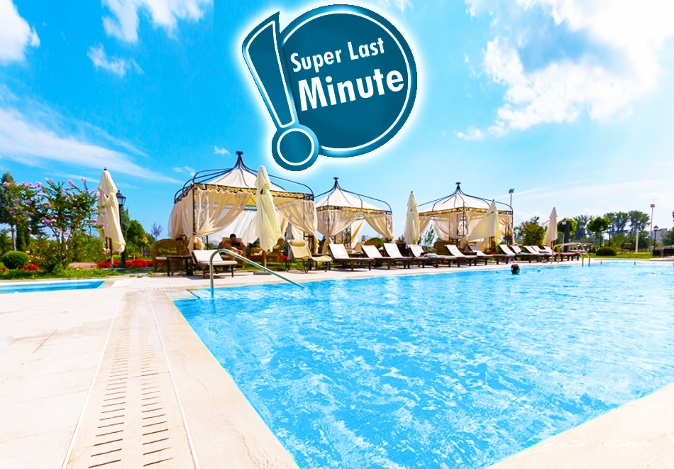 Нощувка за двама със закуска и вечеря или на база All inclusive + минерални басейни, СПА, чадър и шезлонг на плажа от Балнеохотел Терма Палас 5*, Кранево. Дете до 12г. - безплатно