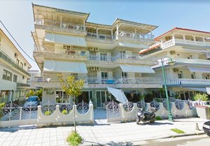 Нощувка за двама, трима или четирима на 100 м. от плажа в Паралия Катерини в хотел Ouzas, Гърция!