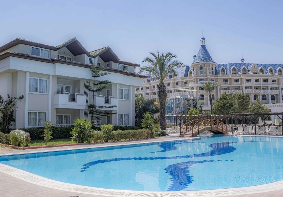 Почивка в GRANADA LUXURY BEACH 5*, Алания, Турция! Автобусен транспорт + 7 нощувки на човек на база Ultra All Inclusive. Дете до 12.99г. безплатно!
