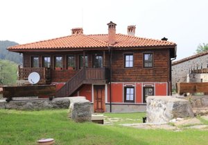 С компанията в Копривщица! Нощувка със закуска и вечеря в самостоятелна къща за 8 човека от комплекс Ред Хаус