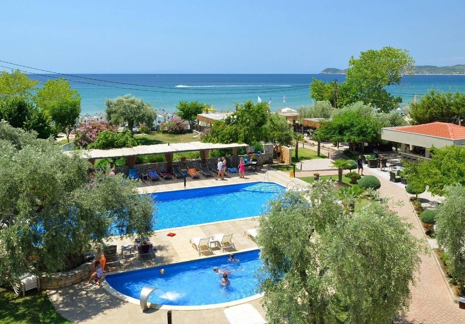 Ранни записвания на първа линия в Atrium Beach Hotel****, Тасос, Гърция! Нощувка на човек със закуска + басейни в Потос