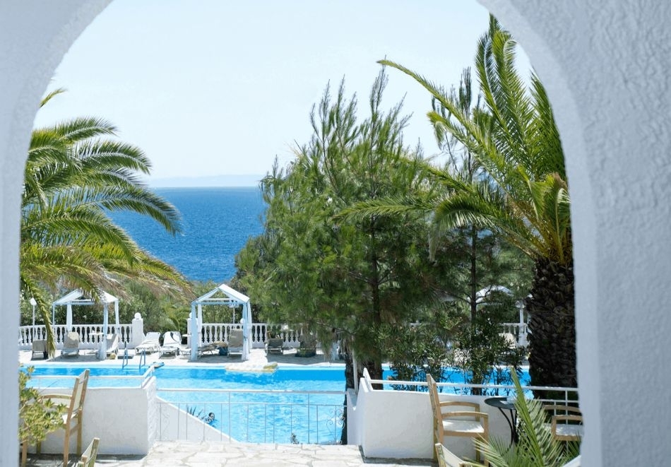 Ранни записвания в Bianco Olympico Beach Resort****, Ватопеди, Ситония! Нощувка на човек на база All Inclusive + басейн