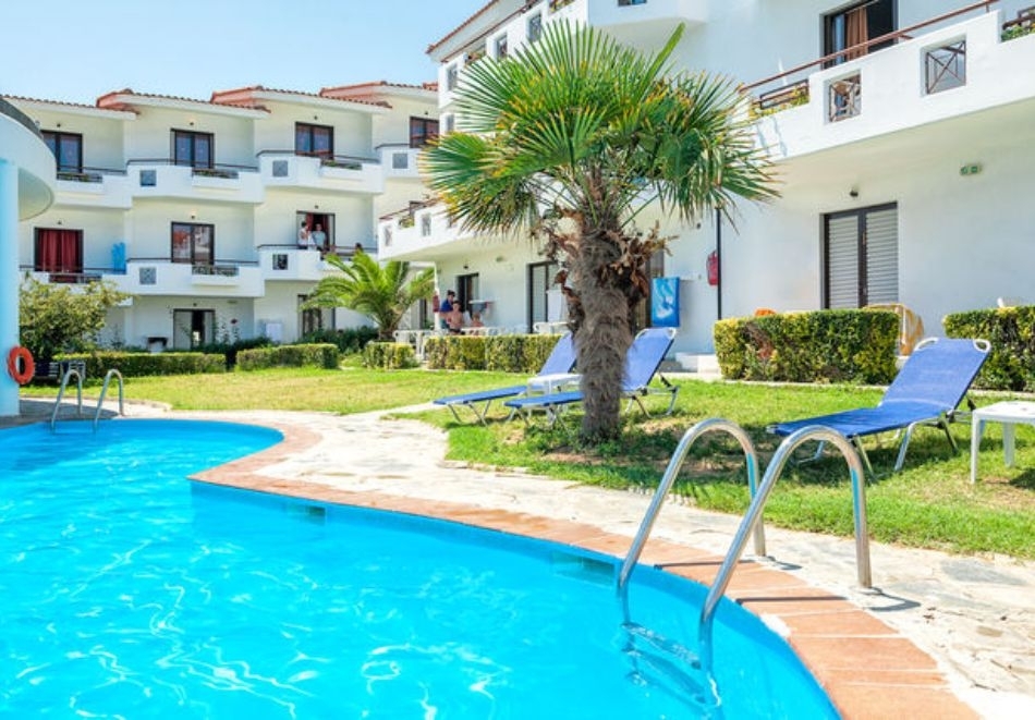 Ранни записвания в хотел Dolphin Beach***, Касандра, Гърция! 5+ нощувки на човек със закуски и вечери + басейн