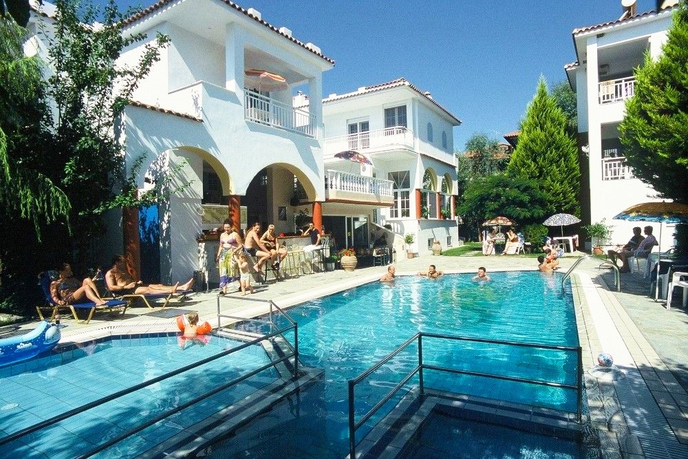 Ранни записвания на 80м. от плажа в Hotel Melissa Gold Coast**, Псакудия, Гърция! Нощувка на човек + басейн. Дете до 6г. безплатно!