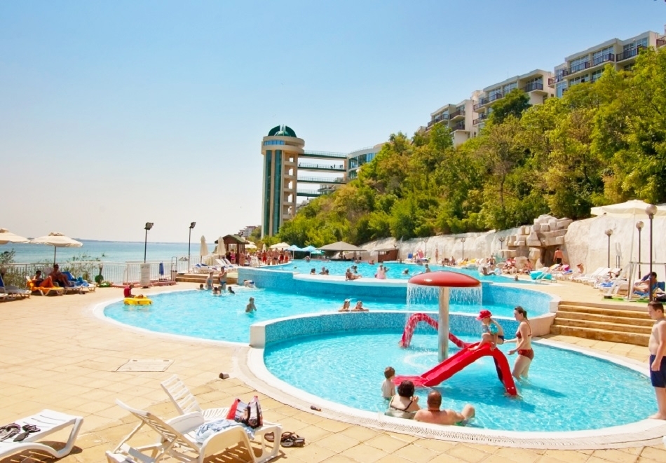 На първа линия в Свети Влас! Нощувка на човек на база All inclusive + басейн в хотел Парадайз Бийч*****. Дете до 12г. - БЕЗПЛАТНО