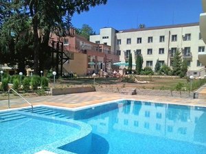 2+ нощувки на човек със закуски, обеди и вечери + вътрешен басейн с минерална вода от хотел Дружба 1, Банкя
