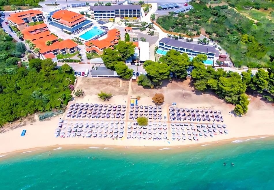 Ранни записвания за лято 2025 на първа линия в Hotel Lagomandra Beach****, Никити, Гърция! Нощувка със закуска и вечеря на човек + басейн. Дете до 11.99г. БЕЗПЛАТНО!
