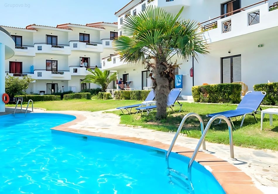 Ранни записвания за лято 2025 на първа линия в Xenios Dolphin Beach Hotel***, Касандра, Гърция! Нощувка на човек със закуска и вечеря + басейн