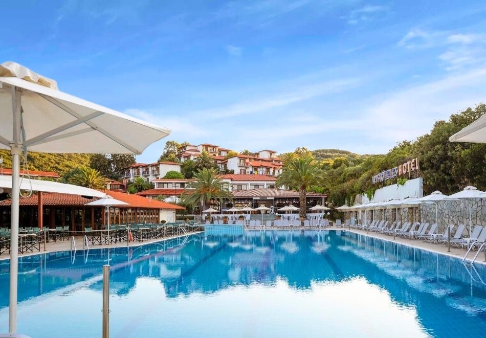 Последни места през май в хотел Aristoteles Holiday Resort & Spa****, Урануполи, Гърция! Нощувка за ДВАМА на база All Inclusive + басейн, чадър и шезлонг на плажа