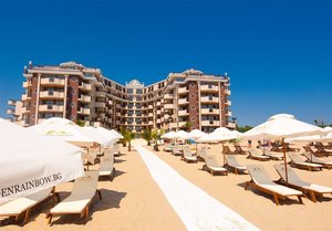 На ПЪРВА линия през май и юни в Слънчев бряг! Нощувка на човек на база All Inclusive + басейн в Голдън Рейнбоу Вип Резиденс