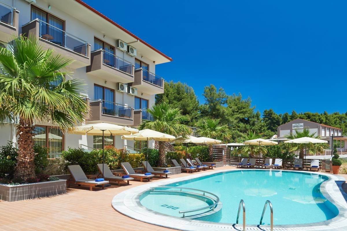 На 70м. от плажа в Simeon Hotel***, Метаморфоси, Гърция! Нощувка със закуска и вечеря за ДВАМА + басейн