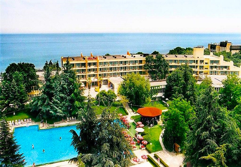 Море 2025 в Златни пясъци на 30м. от плажа! Нощувка на човек на база All Inclusive + басейн и паркинг в хотел Амбасадор***