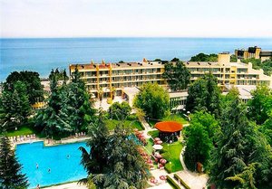 Море 2025 в Златни пясъци на 30м. от плажа! Нощувка на човек на база All Inclusive + басейн и паркинг в хотел Амбасадор***