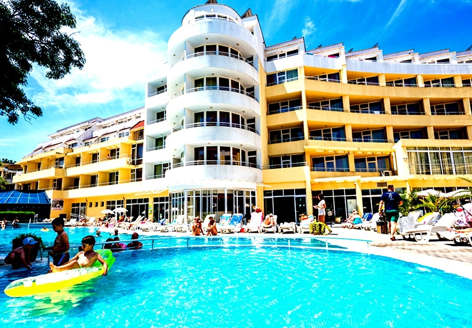 18.07 - 25.08 в Слънчев бряг! Нощувка на човек на база All Inclusive + басейн от хотел Сън Палас****. Дете до 11.99г - Безплатно!