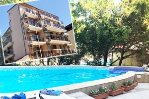 На 150м. от плажа в Приморско! Нощувка за 2-ма, 3-ма или 4-ма + басейн в семеен хотел Елена