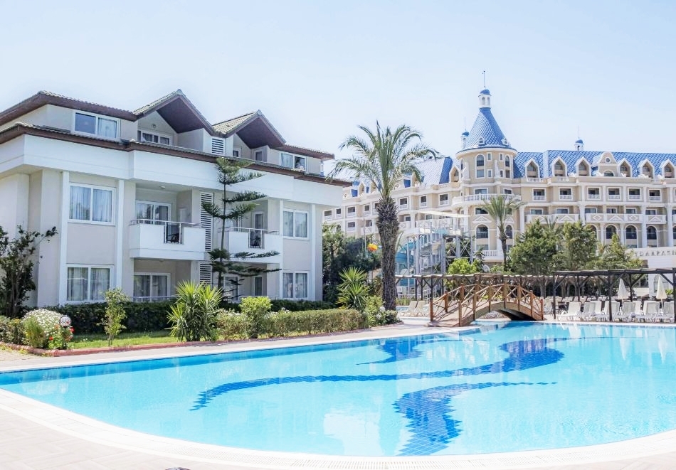 Ранни записвания за 2026г. в AYDINBEY GOLD DREAMS HOTEL 5*, Алания, Турция! Автобусен транспорт + 7 нощувки на човек на база Ultra Аll Inclusive + басейни. Дете до 12.99г. БЕЗПЛАТНО!