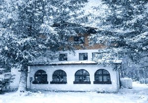 Почивка, край Габрово: Нощувка за 23 човека и ползване на механа, кухненски кът, пещ и барбекю от къща за гости Исполин, местност Узана