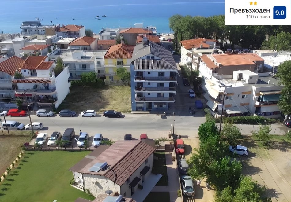 На метри от плажа в Коринос, Гърция: Нощувка на човек със закуска в Marialena Hotel
