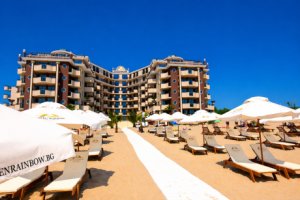 На ПЪРВА линия в Слънчев бряг! 2+ нощувки на човек на база All Inclusive + басейн от Голдън Рейнбоу Вип Резиденс