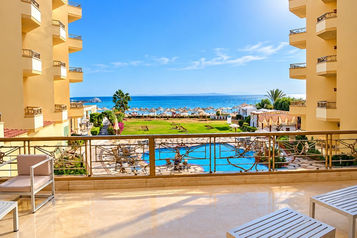 На първа линия в Хургада, Египет: Полет от София + 6 нощувки на база All Inclusive в MAGIC BEACH HOTEL + 1 нощувка, закуска, обяд и вечеря + посещение на пирамидите в Кайро!