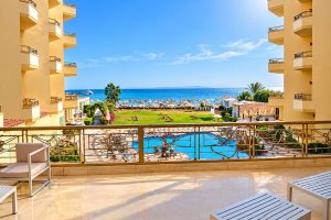 На първа линия в Хургада, Египет: Полет от София + 6 нощувки на база All Inclusive в MAGIC BEACH HOTEL + 1 нощувка, закуска, обяд и вечеря + посещение на пирамидите в Кайро!