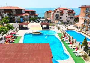 Нощувка на база All inclusive на човек + басейн на 50 м. от плажа от хотел Корона, Свети Влас. Дете до 12.99г. - безплатно
