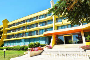 Нощувка на човек на база All Inclusive + басейн на 30 м. от плажа в хотел Амбасадор***, Златни Пясъци. Дете до 13г. - безплатна нощувка!