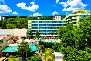 02 - 24 август в Златни пясъци на 30м. от плажа! Нощувка на човек на база All Inclusive + басейн в хотел Палм Бийч