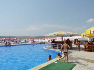 Вземи сега своя билет за БАСЕЙН, шезлонг, чадър и шалте на ПОЛОВИН ЦЕНА в Съни комплекс, Радомир. Гарантирано забавление …и то с намаление!
