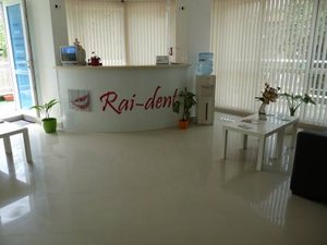 Почистване на зъбен камък с ултразвук и полиране с Air Flow САМО за 15.99 лв. в стоматологичен център Rai-Dent