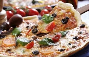 Всеки обича да похапва вкусно и евтино! Събери тайфата и ела в Пицария Фортуна. Хапване и пийване от цялото меню за 10 лв. вместо за 20 лв. Това се казва оферта! Очакваме ви.