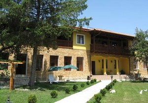 Топъл басейн, джакузи, нощувка, закуска и вечеря само за 28 лв. в Николовата къща, гр. Елена