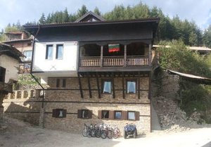 НОВА ГОДИНА в красивата планина Родопи! 2 нощувки за 18 човека в къща Стара Македония до Банско